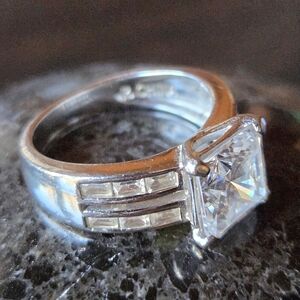 Elegant Silver Women's Ring with Clear Gemstone